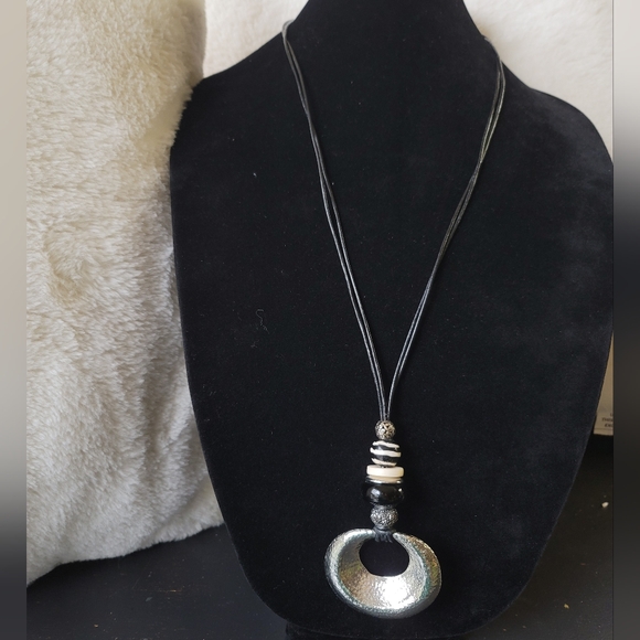 Chico's New With Tags, Hammered Silvertone Pendant Necklace -NWT - Picture 4 of 8